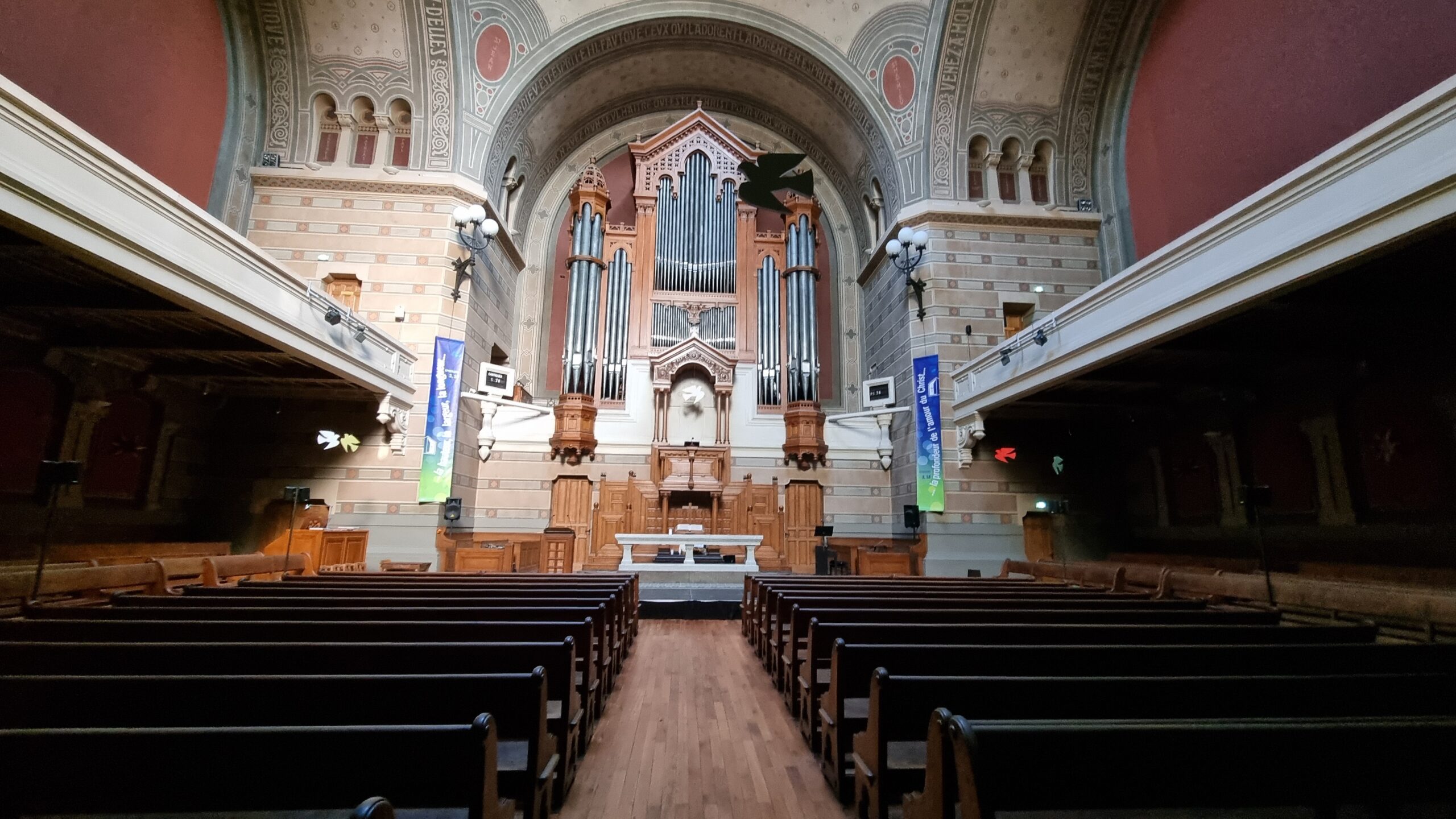 https://grandtemple.epudf.org/wp-content/uploads/sites/57/2024/10/temple_interieur_allee_centrale-scaled.jpg